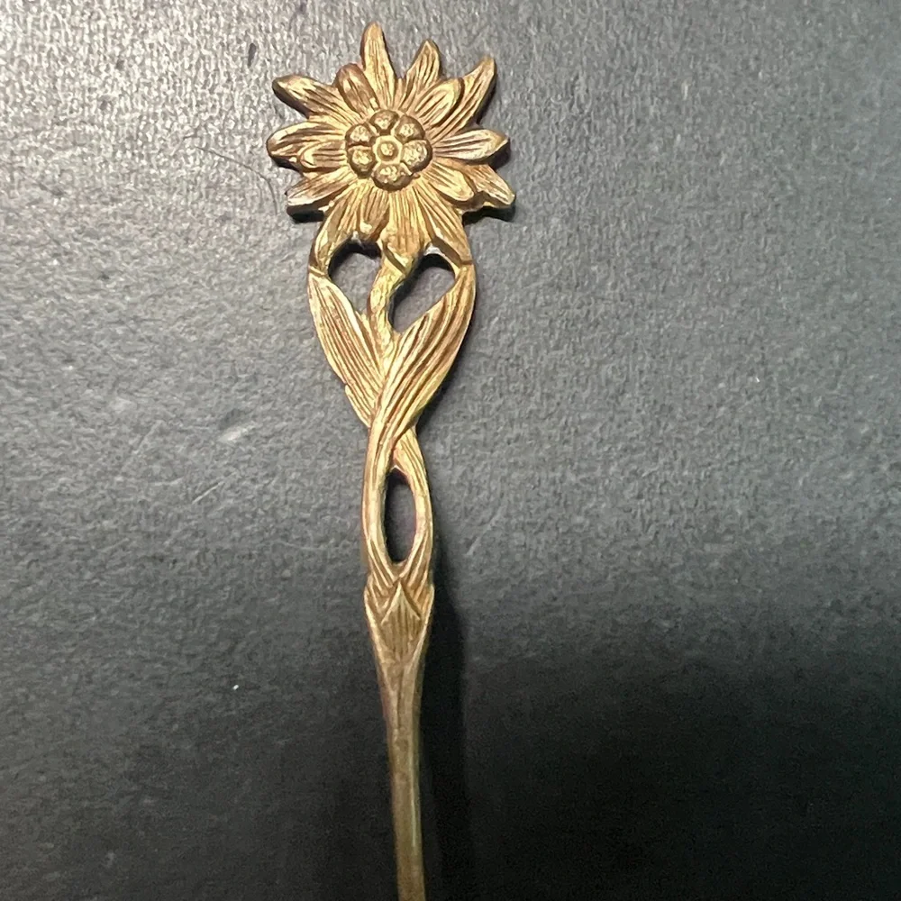 1 vintage collectible souvenir spoon featuring an Edelweiss flower finial